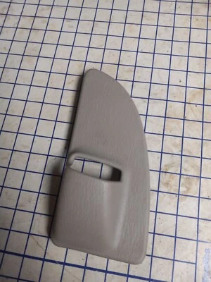 2001-2007 Dodge Grand Caravan OEM RH passenger rear seat belt trim / bezel  - Изображение 1 из 2