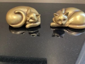 2 zusammengerollte schlafende Katze Figur Briefbeschwerer goldfarben mattes Finish Filzboden - Bild 1 von 4