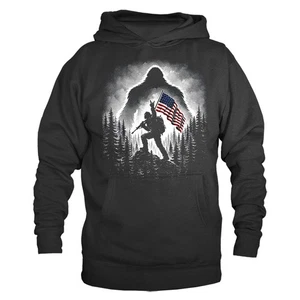 Sasquatch Bigfoot Holding US Flag Veteran Military Patriotic Pullover Hoodie - Bild 1 von 3