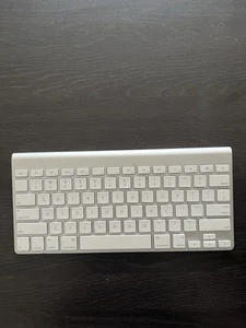 Apple Wireless Silver And White Keyboard - Picture 1 of 4