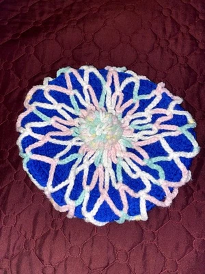 Ручной работы крючком берет / шляпа - синий с пастельным радужным покрытием - Изображение 1 из 4