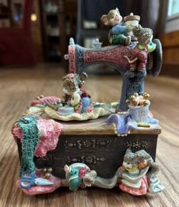 Máquina de coser animada caja de música tocando mis cosas favoritas ratones resina de colección - Imagen 1 de 5