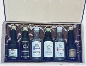 6 RARE EMPTY HARRODS BRAND MINIATURE BOTTLES IN HARRODS CUSHIONED DISPLAY CASE - Picture 1 of 11