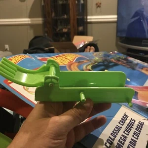 Hot Wheels Colossal Crash Replacement Part GFH87- Right Green Jump Ramp - Picture 1 of 2