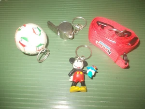LOTTO DI 4 PORTACHIAVI : DISNEY TOPOLINO+TEMATICA CALCIO+KINDER SPORT - Foto 1 di 4