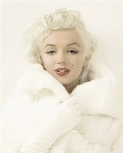 Mini Poster Marilyn Monroe in Mink - Image 1 of 1