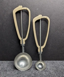 Juego de 2 cucharas Rubbermaid vintage #40 y #8 de metal con mango de plástico - PROBADAS - Imagen 1 de 7