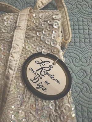 La Regale Ltd. Creado por Diga, delicado bolso de mano con cuentas y lentejuelas.  Foto 1 de 4