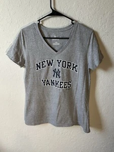 Women’s Small New York Yankees FANATICS Gray V Neck T-Shirt NY NEW - Picture 1 of 3