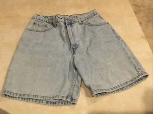 Levi's Women Short Jeans Reg 8 / Inseam 6 Inches-! Free Shipping! - Picture 1 of 8
