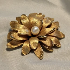 Signed Marcel Boucher Brooch Marked 8914P Gold Tone Features Pearl - Picture 1 of 10