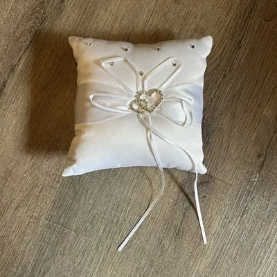 Nueva almohada de anillo de satén blanco con almohada de encaje blanco para portador de boda Foto 1 de 3