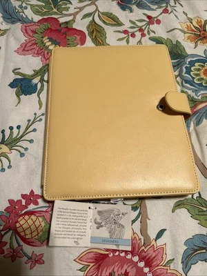 Funda para iPad/tablet Rowallan hecha a mano de cuero fino amarillo nueva con etiquetas $98 (BA) Foto 1 de 4