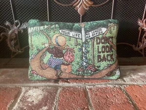 SELTEN VTG Mary Engelbreit "Schau nicht zurück" Wandteppich Akzent/Wurfkissen 12 "x 9" - Bild 1 von 7