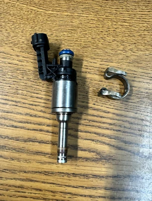 2011-2022 Infiniti QX56 QX80 5.6L V8 Engine Motor Fuel Injector OEM - Image 1 of 4