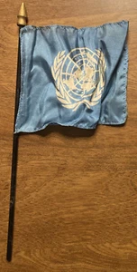 "Bandera de tela mini palo vintage de NACIONES UNIDAS con poste de madera de 10 5/8"" A9" - Imagen 1 de 22