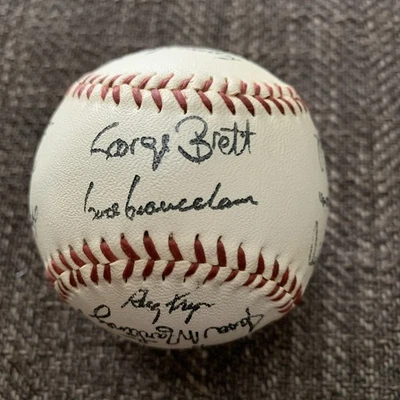 Balón firmado reproducido por KC Royals Foto 1 de 4