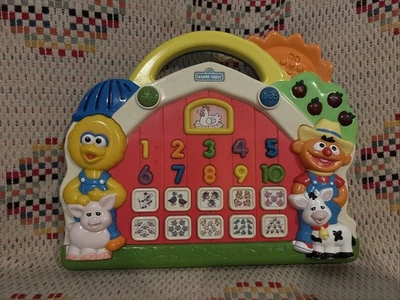 Juguete electrónico de granero Fisher Price Sesame Street Parking Numbers Foto 1 de 4