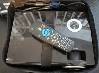 VIVITEK D825MS DLP Projector With Case, Laser pointer Remote, VGA Cable, 122 hrs - Image 1 of 4