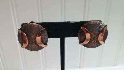 Pendientes de clip de disco texturizado de media luna en relieve de cobre sólido vintage  Foto 1 de 2