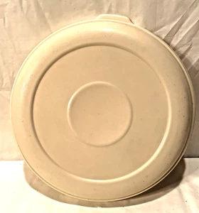 Tapa a presión de repuesto Rubbermaid Servin Saver SOLO #0023 #9 redonda almendra 7 1/4" - Imagen 1 de 3
