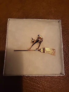 AVON Halloween gatto su scopa spilla spilla bavero colore oro - Foto 1 di 6