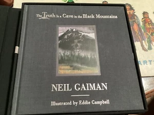 LA VERITÀ È UNA GROTTA NELLE MONTAGNE NERE LTD ED HC + CD FIRMATO #910 GAIMAN NUOVO CON SCATOLA - Foto 1 di 5