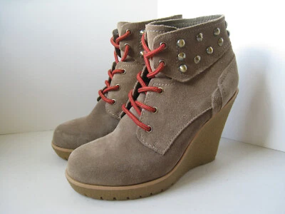 Guess Womens Size 5.5 M Wedge Ankle Boots Beige Suede Leather Studs Y2K Platform Foto 1 de 4