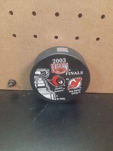 Souvenir Hockey Puck 2003 East. Conf. Finale Trikot Devils vs. Ottawa Senators - Bild 1 von 5