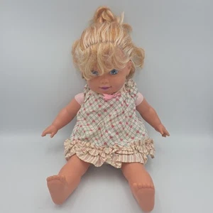 Mattel Lovable Babies bambola 1991 bionda fragola occhi blu rosa vestito nastro - Foto 1 di 10