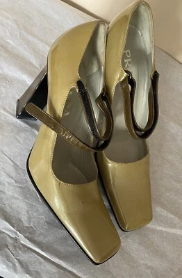 Tacones de salón con correa de punta cuadrada PRADA EE. UU. 8 UE 38 charol oliva Foto 1 de 4
