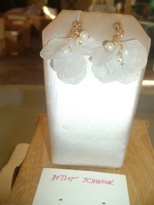 Dangling White RESIN Petals FLOWERS PEARLS Betsey Johnson Pierced EARRINGS-NWT - Picture 1 of 7