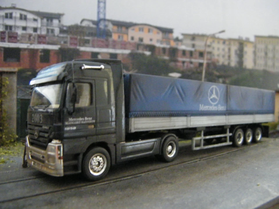 Mercedes Actros - 1:87 Herpa - rimorchio 3 assi, sporcato patinato elaborato  - Immagine 1 di 4