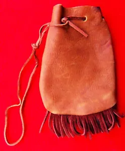 BOLSO HECHO A MANO DE CUERO MARRÓN CON CORDÓN CON FLECOS ~ 4" DE ANCHO X 5 5/8" ALTO Y FLECOS - Imagen 1 de 3