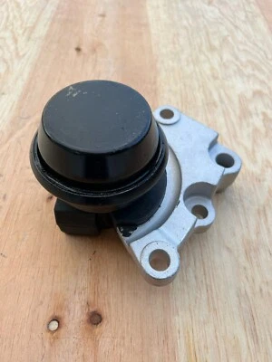 Вставка для крепления левой коробки передач 10092 дюйма 1 шт подходит для Nissan Rogue, Rogue Select. - Изображение 1 из 4