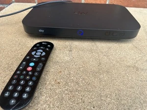 Sky Q Box ES340-d8 1TB with SKY Power Lead,HDMI lead and Official SKY Remote. - Bild 1 von 9