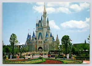 Tokyo Disneyland Cinderella Castle from Center of Plaza c1983 VTG UNP Postcard - Picture 1 of 3