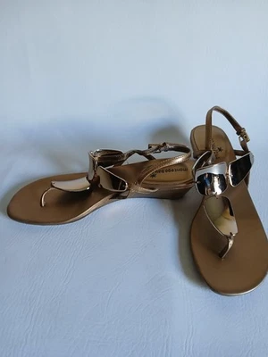 Sandalia de cuña para mujer Montego Bay Club dorada tanga Liw talla 8,5 M hebilla lateral Foto 1 de 4