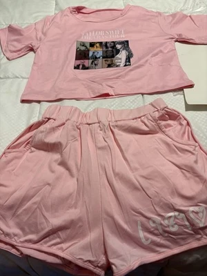 2 piezas Eras Tour - TAYLOR SWIFT Pantalones Cortos/Manga Corta, JUEGO DE PIJAMA ROSA Talla Juvenil Foto 1 de 4