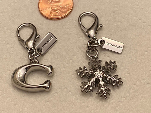 2 etichette fascini da appendere COACH originali per portachiavi portafogli bracciali ecc. Tono Argento NUOVO