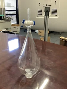 KIMAX® 29049F-1000 Squibb Pear-Shaped Separatory Funnel With PE Stopper, 1000 mL - Picture 1 of 6