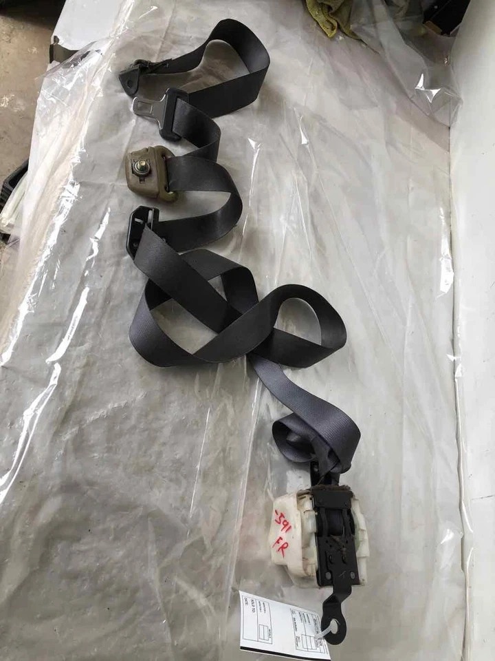 2003 2004 MITSUBISHI MONTERO SPORT Front Seat Belt Safety Belt Retractor Right - Image 1 of 4