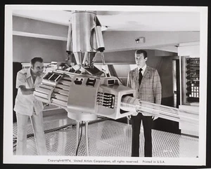 Man with the golden gun still - Picture 1 of 2
