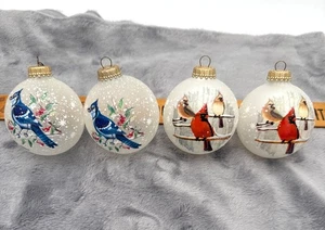 Vintage Krebs 4 Milchglas Weihnachtsschmuck mit Kardinälen & blauen Eichelhäher - Bild 1 von 8