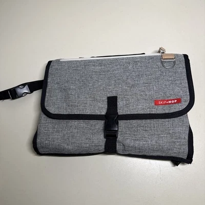 Cambiador portátil Skip Hop Pronto Signature, cambiador de pañales acolchado... Foto 1 de 4