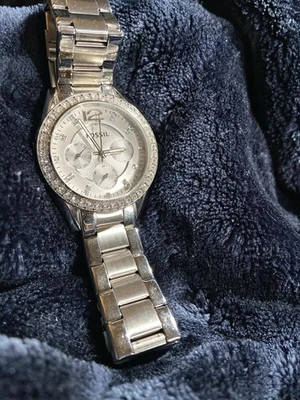 Fossil Women’s Analog Stainless Steel Riley Watch ES3202 Good Working Condition - Image 1 of 4