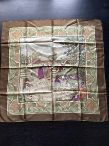 Bufanda vintage Liberty 100 % seda escena granja, aproximadamente 23” x 23”, muy buen estado - Imagen 1 de 7