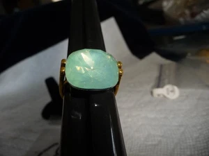 SZ 10 GOLD TONE W LRG GREEN SQUARE CENTER STONE STATEMENT RING #28/9-8 - Picture 1 of 12
