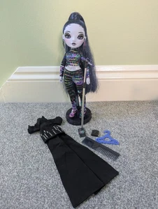 Rainbow High Shadow High Series 2 Reina Glitch Crowne Black Accessories Outfit - Picture 1 of 11