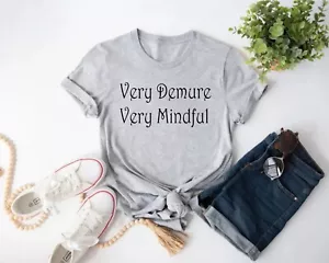 T-shirt maglietta molto umile molto consapevole regalo per ragazze donne TikTok trendy - Foto 1 di 11